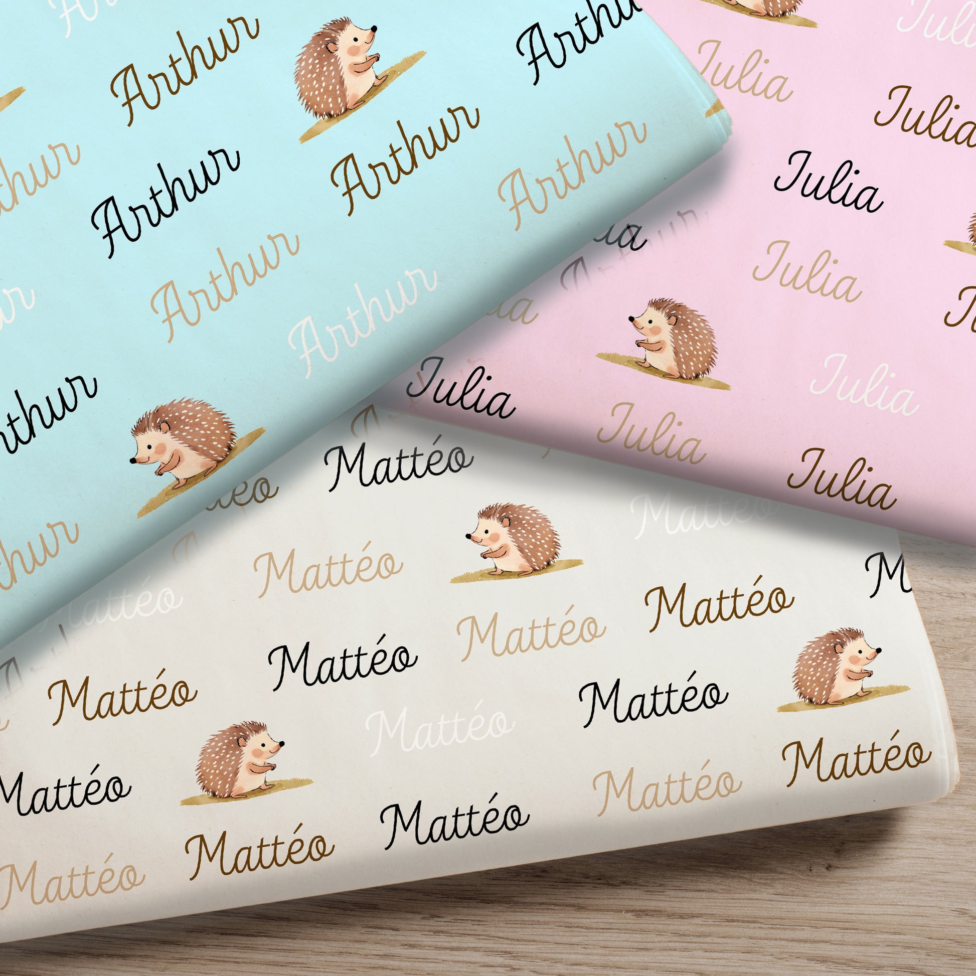 Tissu enfant imprimé hérisson mignon et prénom personnalisé, en coton bio, choix de couleurs et textile, vendu au mètre. 